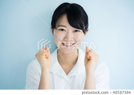 Smiling female nurse 48587384