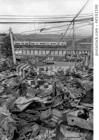 阪神列車在受災地區運行 阪神列車在受災地區運行 48591598