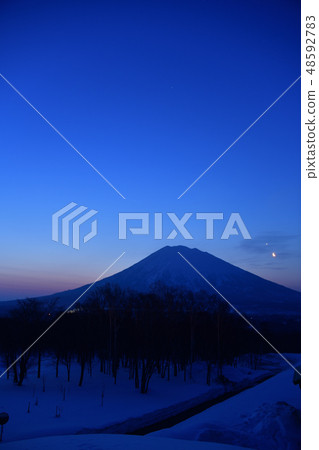 在早春的北海道新雪谷鎮，在黎明時拍攝羊蹄山（Ezo Fuji）的風景，以及新月的黎明和晨星的風景。 48592783
