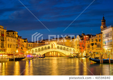 Rialto bridge Ponte di Rialto over Grand Canal at night in Venice, Italy Rialto bridge Ponte di Rialto over Grand Canal at night in Venice, Italy 48594840