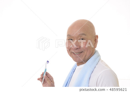 Japanese senior who brush teeth 48595621
