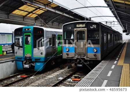 Praise line ordinary train stopping at Takamatsu station (121 series) 48595673