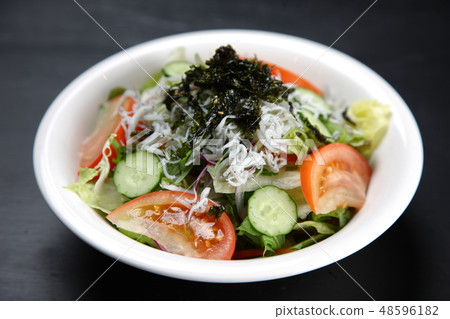 Shigeru乘坐切碎的沙拉 Shigeru乘坐切碎的沙拉 48596182