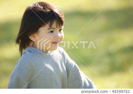 一個女孩帶著微笑 48599782