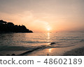 與小船漂浮的海和日落風景 48602189