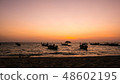 與小船漂浮的海和日落風景 48602195