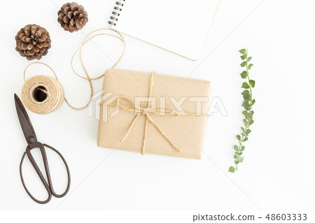 Flat lay photo of gift wrap and old scissors 48603333