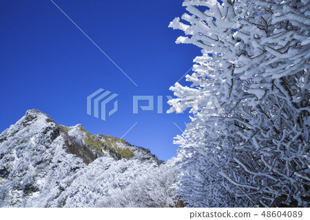 到了涼風山，一邊仰望河流 48604089