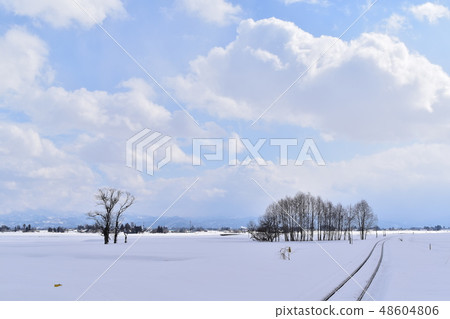 軌道將繼續在雪中與藍天 48604806