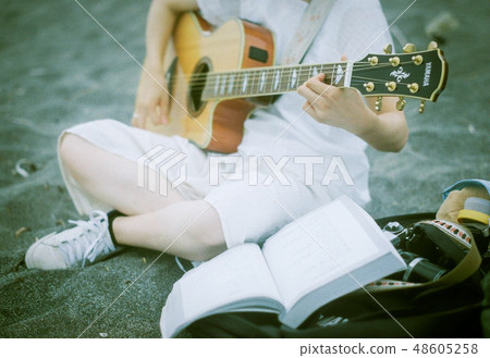 在海裡彈吉他的女孩 在海裡彈吉他的女孩 48605258