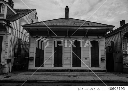 Shotgun house in the French quarter of New Orleans 48608193