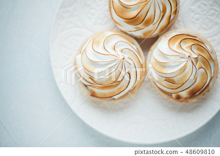 Lemon tartlets with meringue. Lemon tartlets with meringue. 48609810