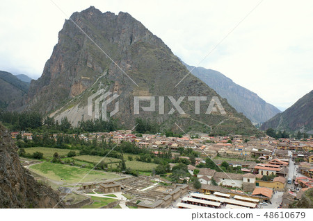 村莊看法從秘魯東方Thame Tambo廢墟的 村莊看法從秘魯東方Thame Tambo廢墟的 48610679