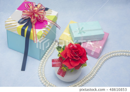 Present image roses and gifts Present image roses and gifts 48610853