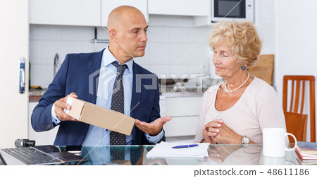 Man demonstrating cardboard box woman 48611186