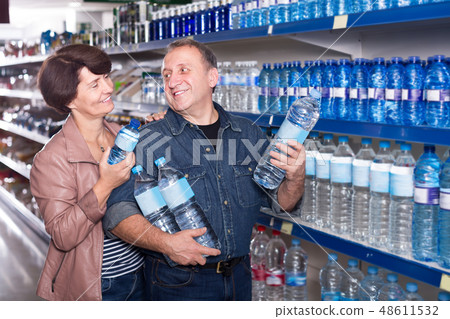 Portrait of an elderly couple buying a water 48611532