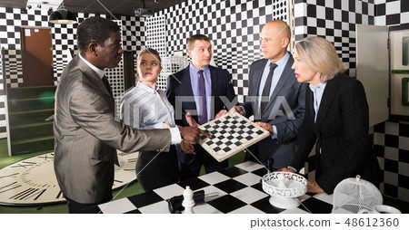 Businesspeople solving conundrum together Businesspeople solving conundrum together 48612360