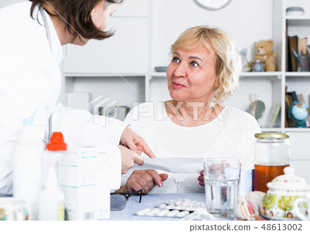 MAture woman and doctor 48613002