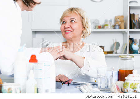 MAture woman and doctor 48613111