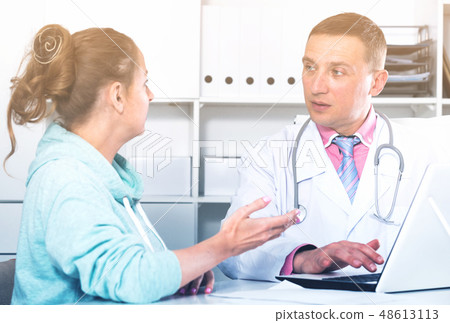Doctor and female visitor 48613113
