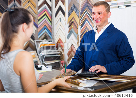 seller talking to customer 48613416