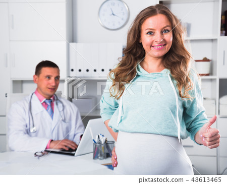 Doctor and pregnant visitor 48613465