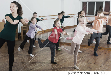 Positive children studying contemp dance Positive children studying contemp dance 48614056