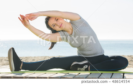 Girl doing yoga 48614554