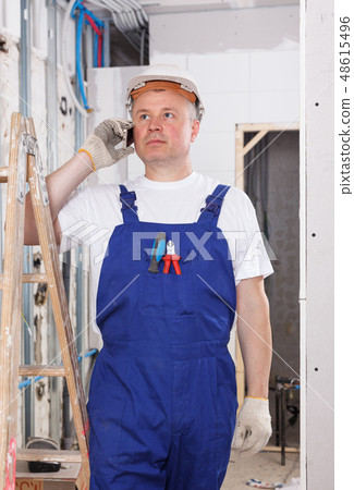 Builder solving matters by phone Builder solving matters by phone 48615496
