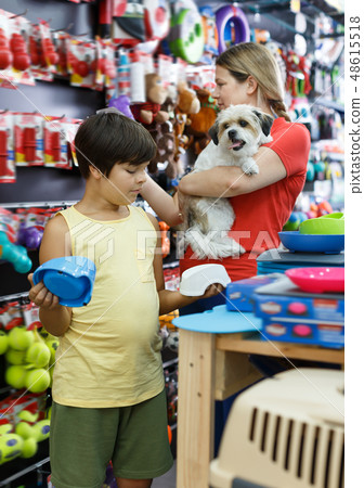 Jolly family choosing accessories for dog Jolly family choosing accessories for dog 48615518