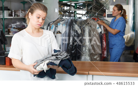Dissatisfied client of dry cleaning 48615533