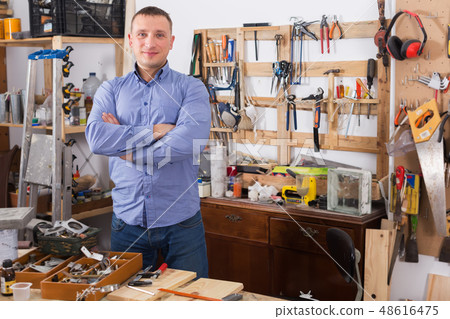 Male worker in garage 48616475