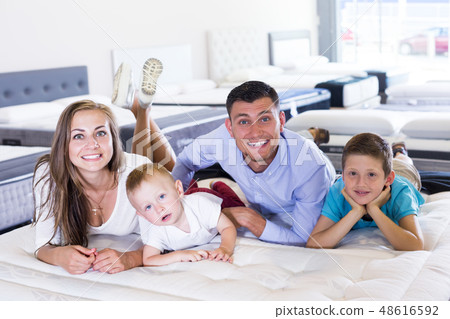 Family choosing mattress in store 48616592