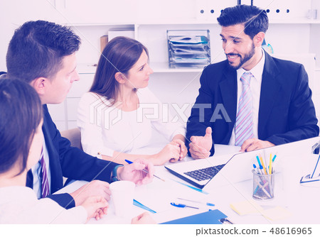 Businessman discussing with team 48616965