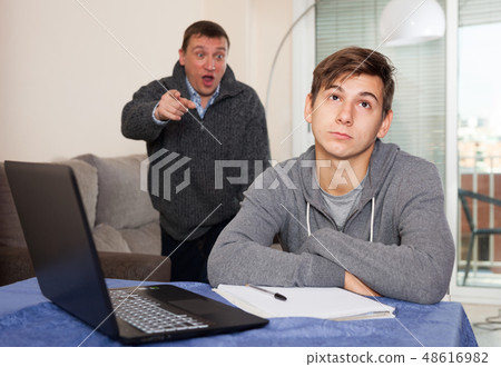 Father unhappy with how teenage son learns 48616982