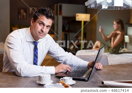 Man with laptop drinking coffee 48617414
