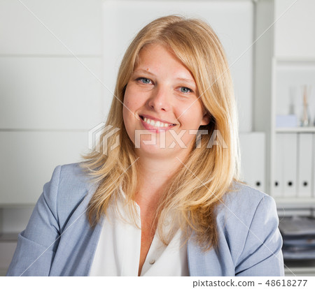 Portrait of confident businesswoman 48618277