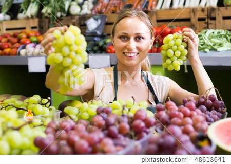 woman selling grapes at market . 48618641