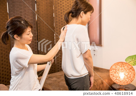 一名正在接受諮詢的女士 48618914