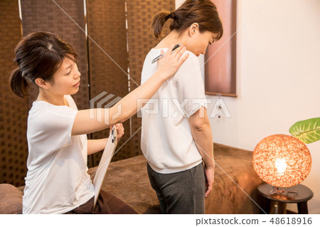 一名正在接受諮詢的女士 一名正在接受諮詢的女士 48618916