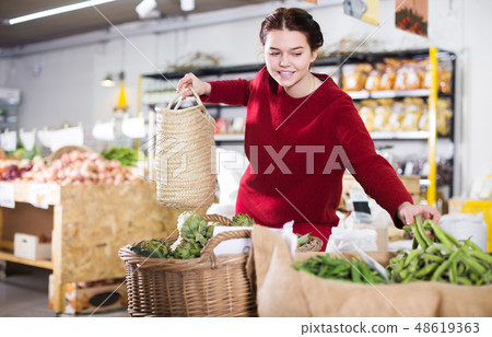 Woman choosing green beans 48619363