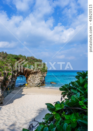 Sandy beach viewing the arch rock Sandy beach viewing the arch rock 48620515
