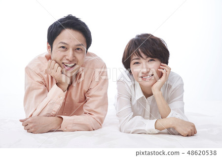 一對夫婦結婚的大家庭 一對夫婦結婚的大家庭 48620538