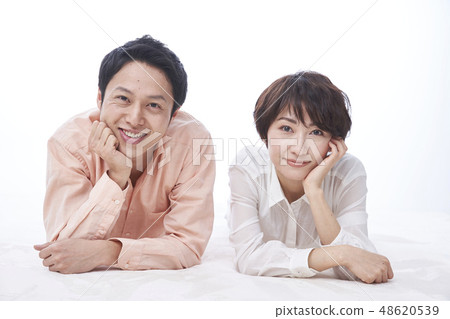 一對夫婦結婚的大家庭 一對夫婦結婚的大家庭 48620539