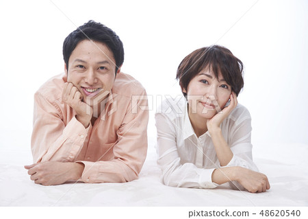 一對夫婦結婚的大家庭 一對夫婦結婚的大家庭 48620540