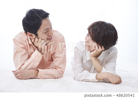一對夫婦結婚的大家庭 一對夫婦結婚的大家庭 48620541