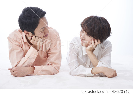 一對夫婦結婚的大家庭 48620542