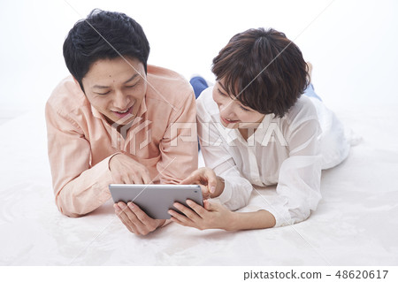 一對夫婦結婚的大家庭 48620617