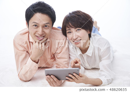 一對夫婦結婚的大家庭 一對夫婦結婚的大家庭 48620635