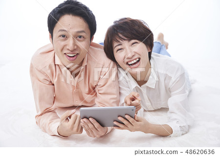 一對夫婦結婚的大家庭 48620636